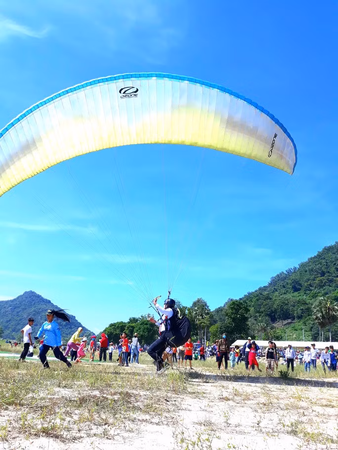 Những cú đáp không trúng tâm sẽ không được điểm cao nhưng không sao, vì được khán giả cổ vũ nhiệt tình
