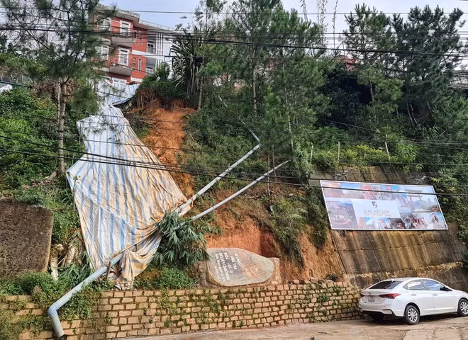 Vị trí sạt lở tại chung cư Khe Sanh - Ảnh: Lâm Viên