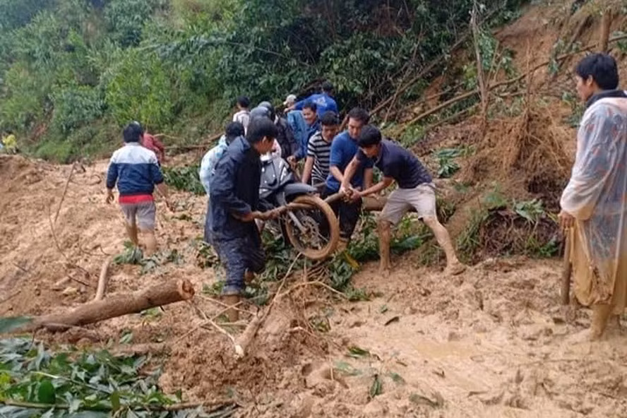 Giáo viên xã Trà Bui, huyện Bắc Trà My phải khiên xe máy, lội bùn đến trường. Giáo viên xã Trà Bui, huyện Bắc Trà My phải khiên xe máy, lội bùn đến trường.
