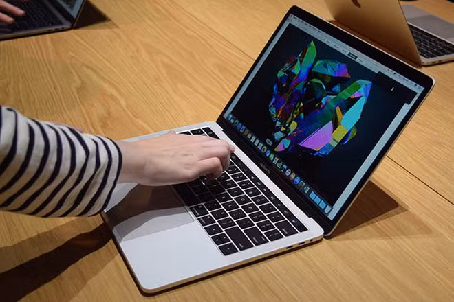 Force Touch sẽ giúp nâng tầm Touch Bar trên MacBook Pro vào năm tới ẢNH: AFP