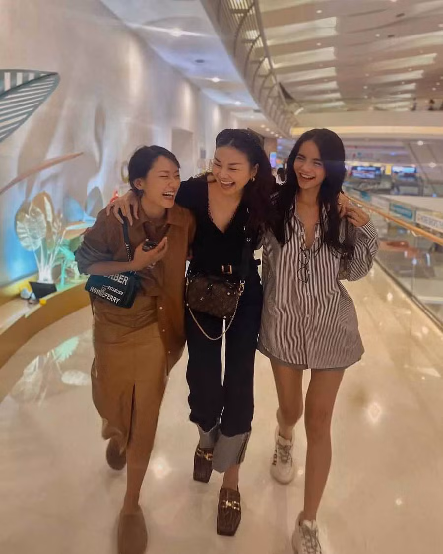 Thanh Hằng thoải mái đi chơi cùng hai học trò Thu Anh và Linh Chi sau hai năm The Face Việt Nam 2018 lên sóng: “Thế là sau hai năm của The Face, giữa mentor và thí sinh đã có sự gắn kết và chia sẻ nhiều hơn. Chị - em là mối quan hệ của hiện tại. Rất vui khi thấy mấy đứa em trưởng thành và ngày càng vững chắc. Linh Chi - cô gái luôn đắt show chụp hình và việc kinh doanh các kiểu. Thu Anh trước đây tràn ngập lookbook thì nay đã có bộ phim đầu tay. Khởi đầu tốt đẹp và đầy táo tạo. Hôm nay đã có buổi đi xem phim của em – “Sài Gòn trong cơn mưa” và chúc mừng em. Xem xong mưa quá mà không ai che dù cho chị hết trơn”.