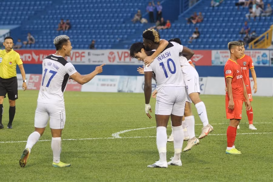 HAGL khởi đầu chuyến làm khách trên sân Bình Dương thuận lợi khi dẫn 2-0 chỉ sau chưa đến 30 phút nhờ cú đúp của Chevaughn Walsh. Ảnh: Thanh Vũ