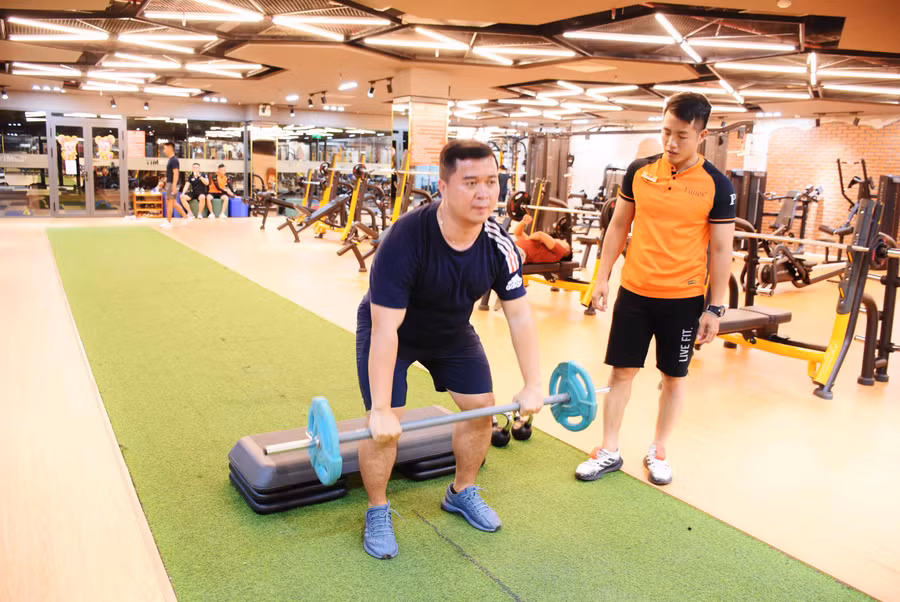 PT Mai Quyết Tiến (bên phải) hướng dẫn một khách hàng tập luyện. Ảnh: Lam Nguyên