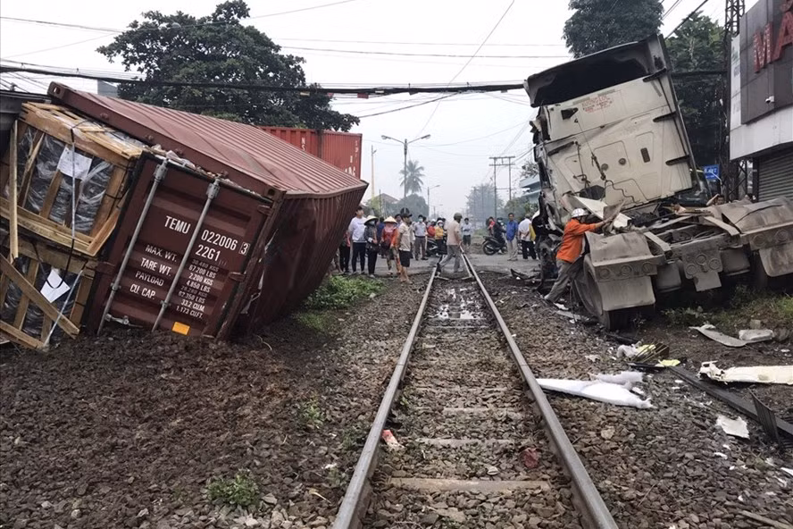 Container bị tông đứt đôi khi qua đương ray. Ảnh: Dương Bình