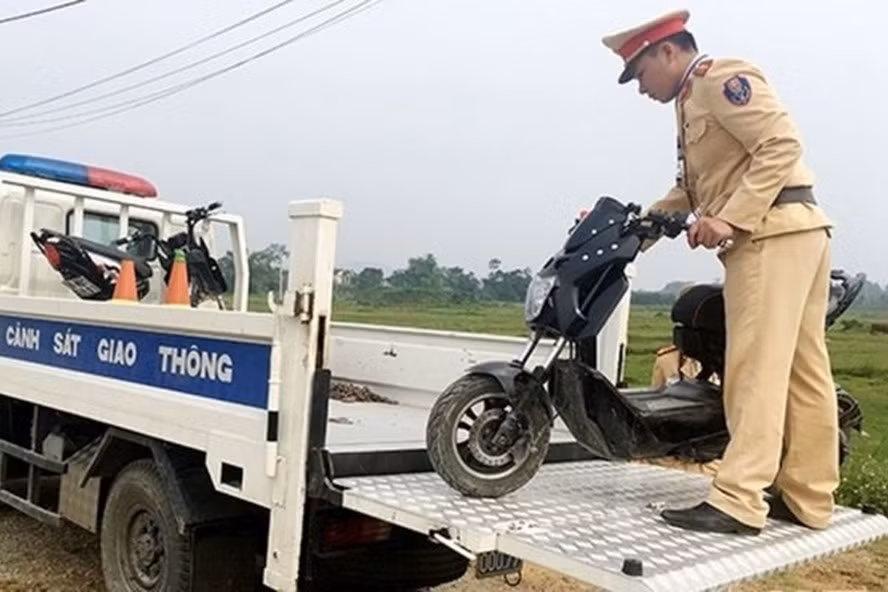  Cảnh sát giao thông lập biên bản tịch thu phương tiện vi phạm. Ảnh: Cục Cảnh sát giao thông.