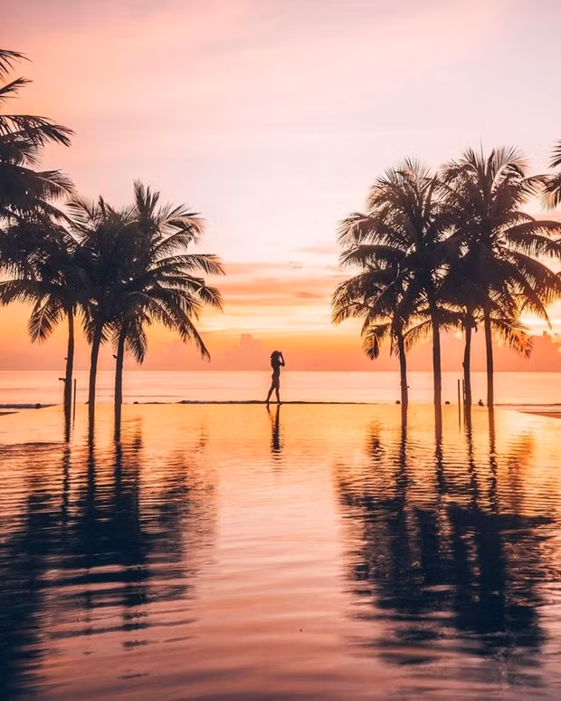 Khung cảnh hoàng hôn vừa kỳ vĩ, vừa nên thơ bên hồ bơi. (Ảnh: @cherrielynn)