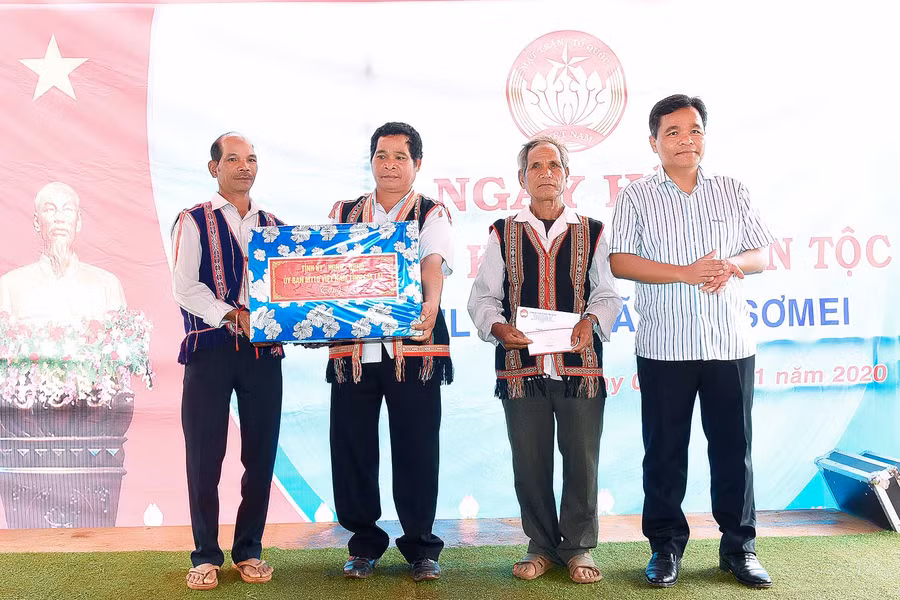 Thay mặt các đồng chí lãnh đạo tỉnh đồng chí Đồng chí Hồ Văn Niên- Ủy viên dự khuyết Trung ương Đảng, Bí thư Tỉnh ủy, Trưởng đoàn đại biểu Quốc hội tỉnh tặng nhiều phần quà cho bà con Làng Tul Đoa (xã Đak Sơ Mei, huyện Đak Đoa).