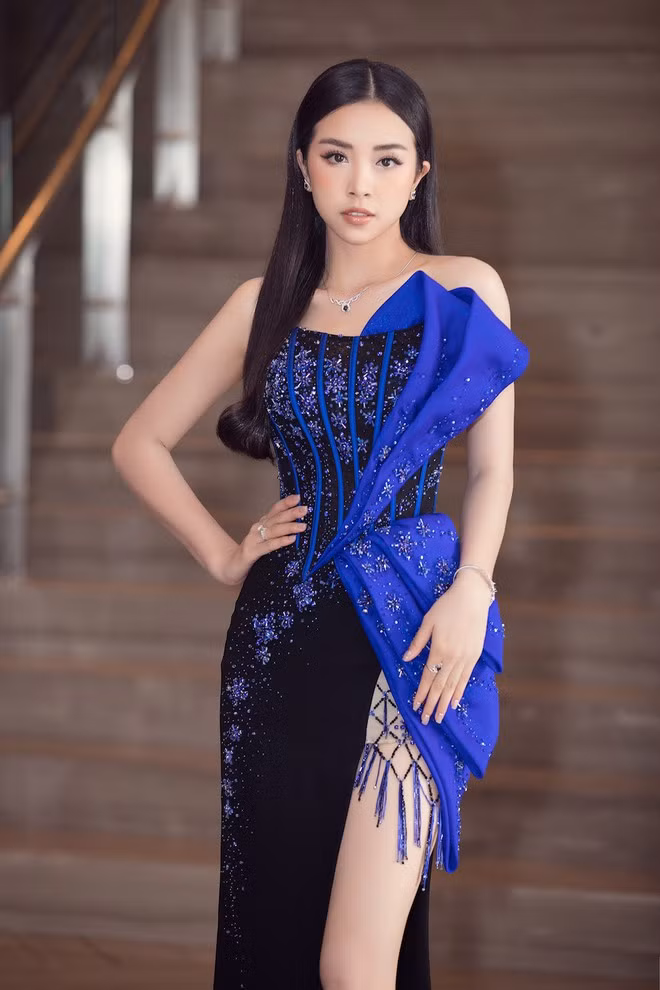 Á hậu Thuý An cũng chọn cho mình thiết kế gợi cảm. Ở thời điểm đăng quang, cô nàng để lại ấn tượng với khán giả bằng vẻ đẹp dịu dàng, ngọt ngào. Sau 2 năm đương nhiệm, cô được đánh giá là ngày càng nhuận sắc khi liên tục làm mới hình ảnh ẢNH: BTC