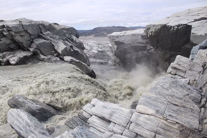 Sông băng ở Greenland - Ảnh: JON HAWKINGS