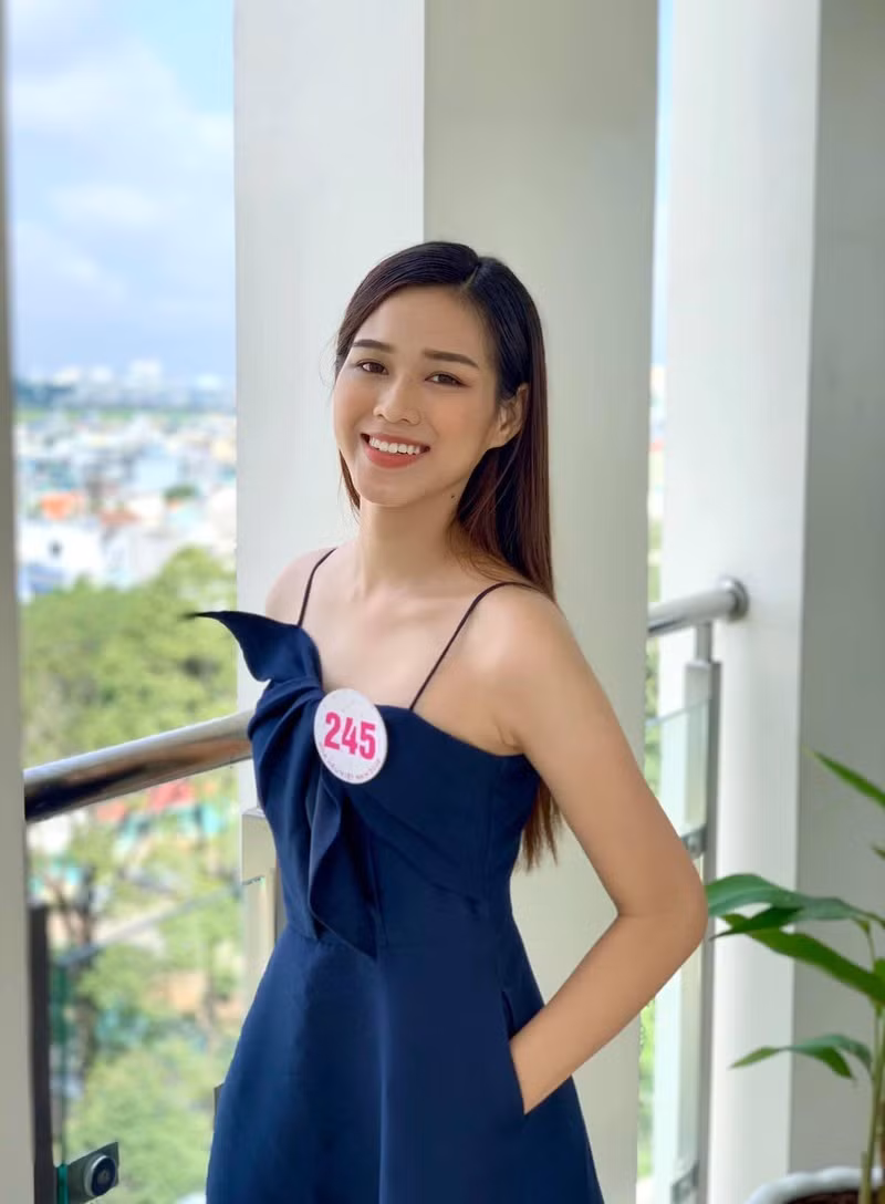 Đỗ Thị Hà được nhiều người nhận xét có vẻ đẹp trong trẻo, nụ cười duyên dáng cùng ngoại hình nổi bật. Đỗ Hà có thành tích học tập tốt và hiện đang là sinh viên năm hai ngành Luật Kinh doanh của trường Đại học Kinh tế Quốc dân. Ảnh: NV