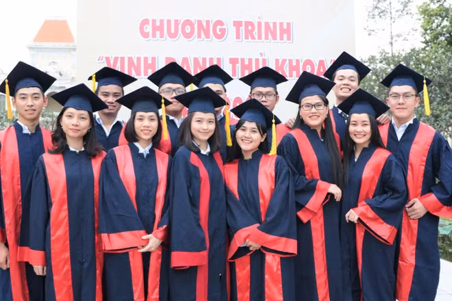 Vinh danh các thủ khoa LÊ THANH