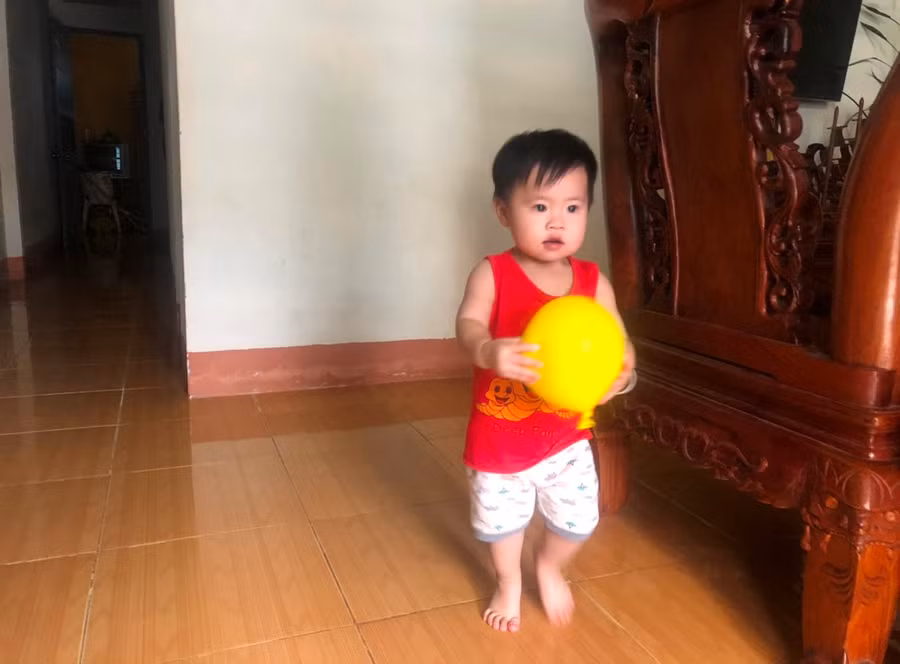 Bé Gia Hân-“trái ngọt” trong hành trình “tìm con” của vợ chồng chị N.T.H.L. (phường Phù Đổng, TP. Pleiku). Ảnh: Hồng Thương