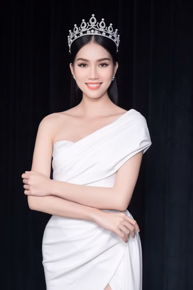 Phương Anh bất ngờ khi được gọi tên cho ngôi vị Á hậu Việt Nam vì người đẹp chỉ đặt mục tiêu vào Top 15 chung cuộc. ẢNH: BTC