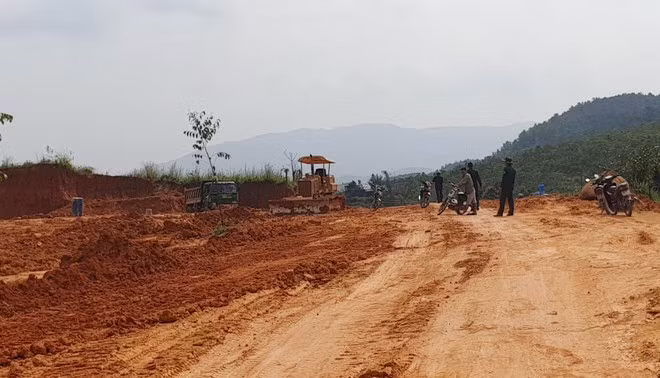 Một quả đồi đất lâm nghiệp tại TK473 bị “xẻ thịt” tan hoang. ẢNH: TRÙNG DƯƠNG