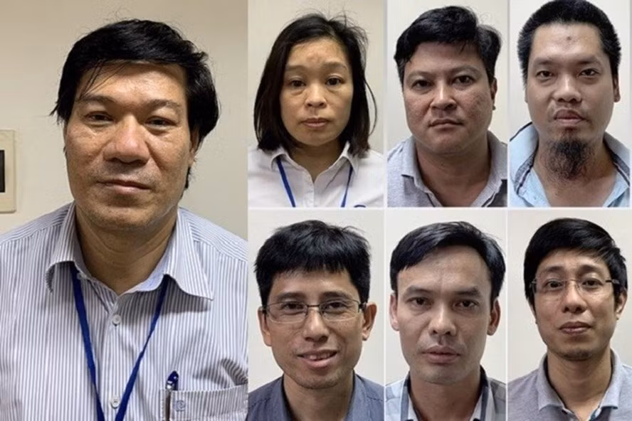 Ông Nguyễn Nhật Cảm (cựu Giám đốc CDC Hà Nội, ngoài cùng bên trái) cùng một số bị can trong vụ án. Ảnh: Cơ quan công an.