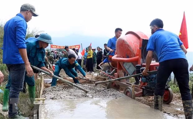 Khởi công làm đường giao thông nông thôn tuyến đường vào thôn Khâm Dưới, xã Nậm Chày, huyện Văn Bàn do Ban Chỉ huy quân sự tỉnh Lào Cai phối hợp với Uỷ ban Mặt trận Tổ quốc Việt Nam và các đoàn thể chính trị-xã hội của tỉnh phát dộng (21/10/2019). (Ảnh: Quốc Khánh/TTXVN)