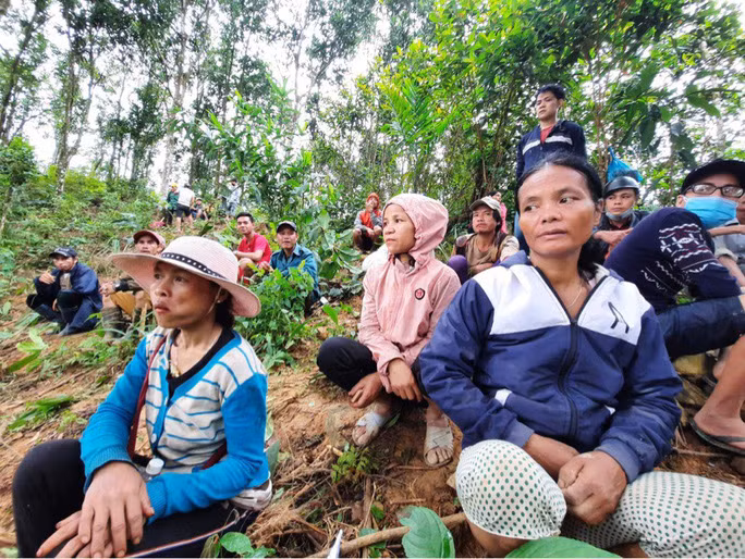 Những người còn sống sót ở nóc Ông Đề và người dân xã Trà Leng dõi theo lực lượng tìm kiếm người mất tích