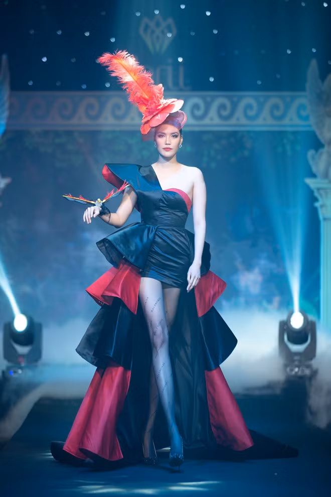 Hình thể chuẩn cùng thần thái sang chảnh giúp Lan Khuê thu hút mọi ánh nhìn. Nữ siêu mẫu còn khoe khéo đôi chân dài miên man trong trang phục đầm dạ hội của nhà thiết kế Tạ Linh Nhân. ẢNH: NGUYỄN XUÂN HUY