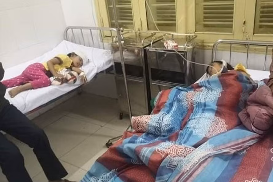 2 cháu nhỏ phải nhập viện do bị ông nội đánh thương tích. Ảnh: TT.