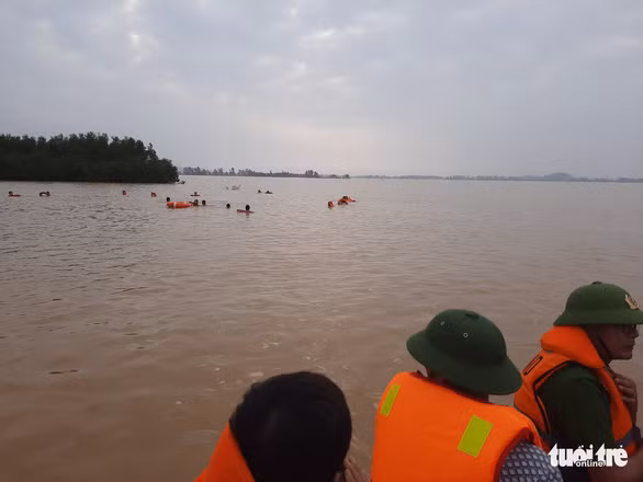 Lực lượng cứu hộ tìm kiếm một nam sinh bị lũ cuốn ở xã Nam Thanh, huyện Nam Đàn, Nghệ An sáng 1-11 - Ảnh: CHU MINH