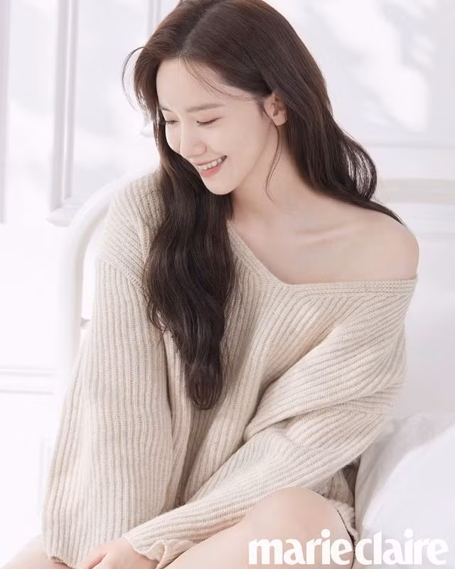Nhờ đường nét dịu dàng, thanh tú cùng với sự biến hóa với nhiều phong cách khác nhau, thành viên nhóm nhạc nổi tiếng SNSD luôn là cái tên được các tạp chí, nhãn hàng thời trang tin tưởng chọn lựa. Vì thế, hình ảnh của Yoona xuất hiện ở nhiều nơi tại Hàn Quốc cũng như thế giới. Ảnh: Marie Claire