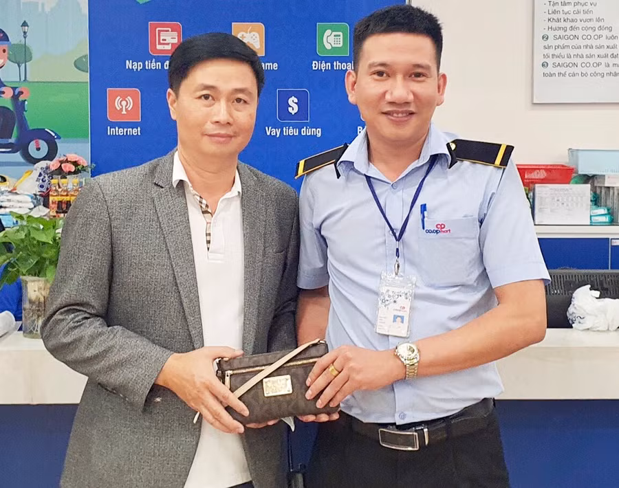 Anh Nguyễn Văn Chung trao trả tài sản cho khách hàng đánh rơi. Ảnh: Vũ Thảo Ảnh: Vũ Thảo
