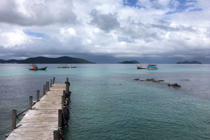 Nhìn từ xa, những hòn đảo như những con tàu đang lướt sóng ra khơi