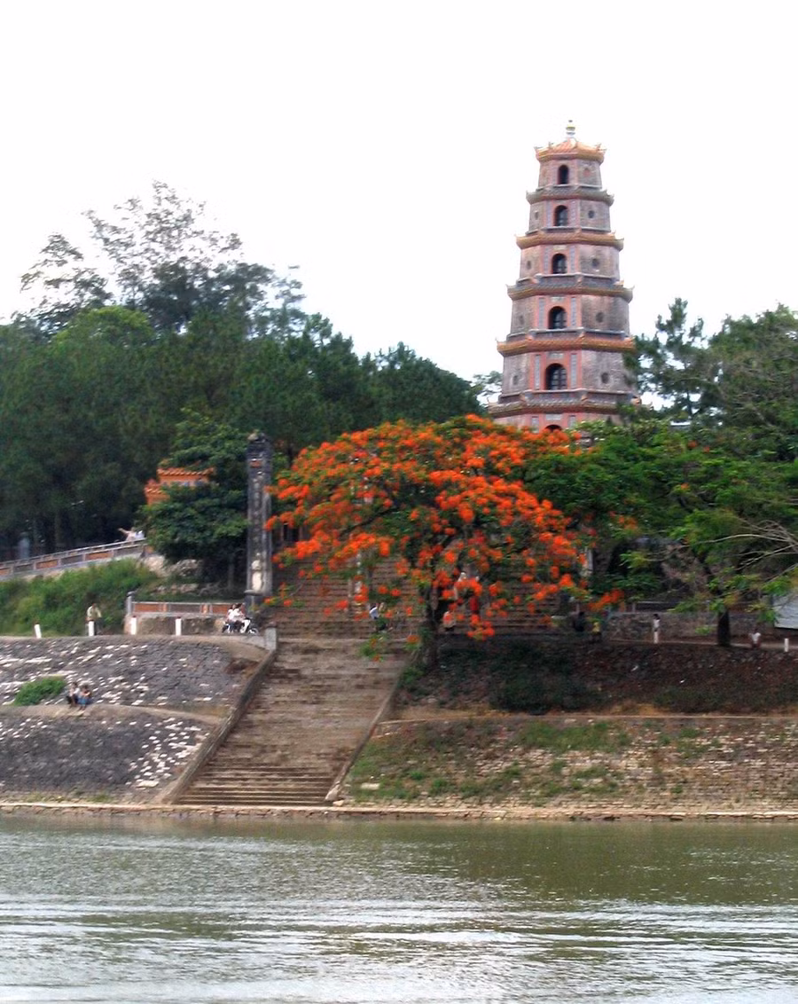  Tiếng chuông từ bờ bắc sông Hương vọng sang bờ nam, chậm rãi băng qua mặt nước êm đềm của dòng Hương, băng qua những ngọn lúa xanh rì đồng Bàu Vá... Ảnh: Bùi Ngọc Long