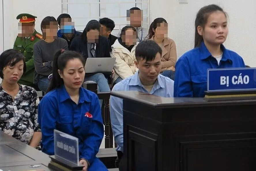 Các bị cáo tại phiên toà sơ thẩm vụ án mua bán trái phép chất ma tuý. Ảnh: V.Dũng.
