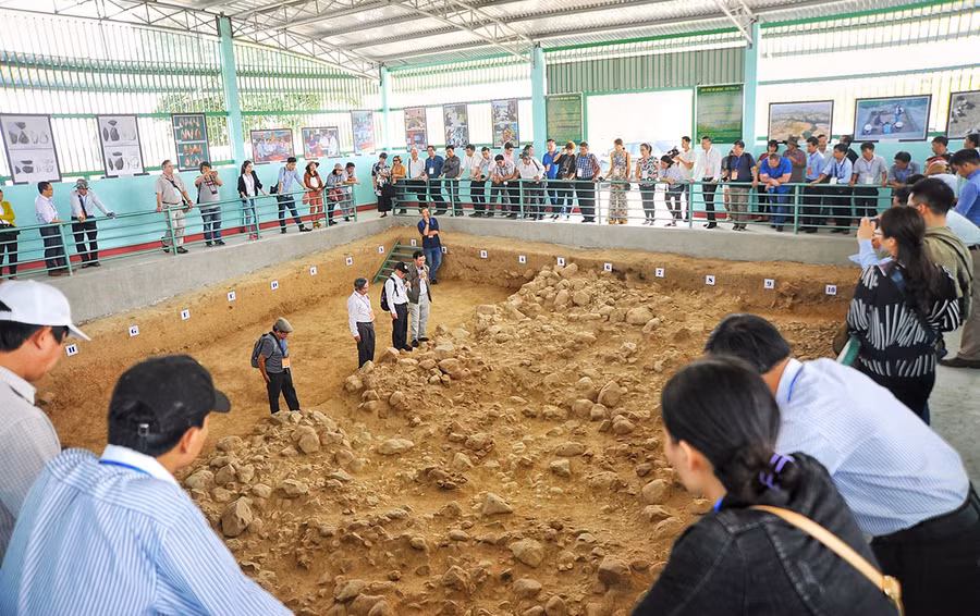 Các hố khai quật di tích sơ kỳ Đá cũ Rộc Tưng-Gò Đá (thị xã An Khê) được trưng bày ngoài trời, có mái che phục vụ nghiên cứu và tham quan. Ảnh: Hoàng Ngọc