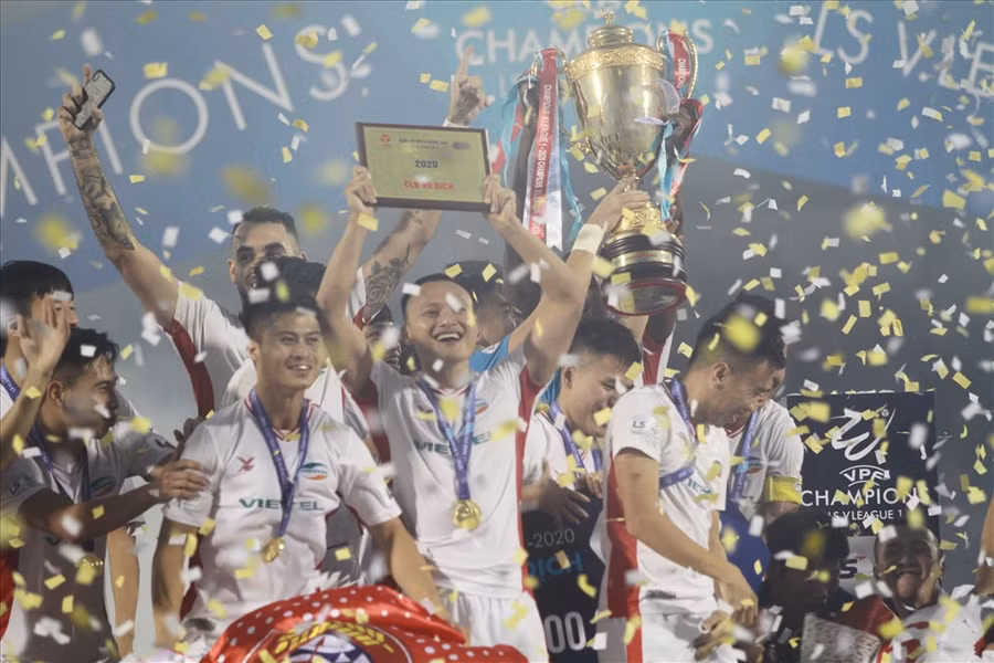 Tiền vệ Nguyễn Trọng Hoàng có lần thứ 4 vô địch V.League sau khi cùng SLNA và Bình Dương đăng quang vào các năm 2011, 2014 và 2015. Ảnh: Thanh Vũ