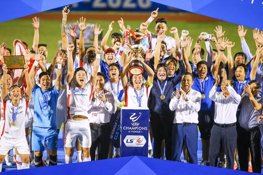 Câu lạc bộ Viettel nhận lời chúc mừng từ Chủ tịch FIFA với chức vô địch đầu tiên trong lịch sử. Ảnh: VPF