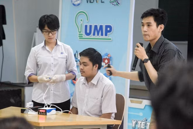Nhóm tác giả trình bày về sản phẩm máy đo lực cắn tại cuộc thi khởi nghiệp iUMP do Trường ĐH Y dược TP.HCM tổ chức NVCC