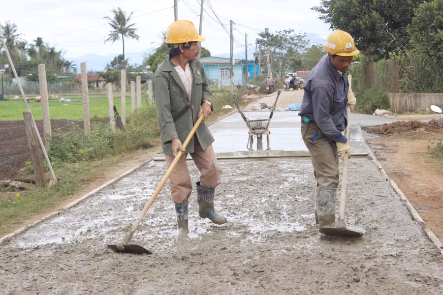 Người dân xã An Phú (TP. Pleiku) tham gia làm đường giao thông nông thôn. Ảnh: Nguyễn Diệp