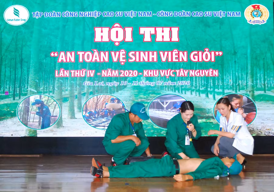 Công nhân Công ty TNHH một thành viên Cao su Mang Yang tham gia Hội thi “An toàn vệ sinh viên giỏi” khu vực Tây Nguyên năm 2020. Ảnh: Đinh Yến