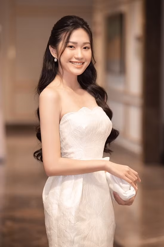 Hải My được so sánh với Lương Thùy Linh - đương kim Miss World Vietnam về nhan sắc và học tập. Ảnh: BTC, SV