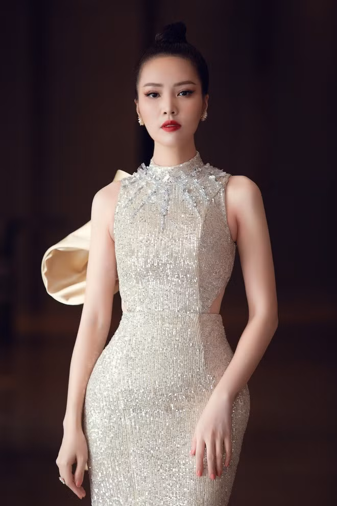 Á hậu Thụy Vân diện váy ánh kim bó sát, khoe dáng trên thảm đỏ. Sau đăng quang, cô theo đuổi công việc tại đài truyền hình. Người đẹp hạn chế chia sẻ về gia đình trên mạng xã hội vì muốn tôn trọng sự riêng tư cho tổ ấm của mình ẢNH: BTC