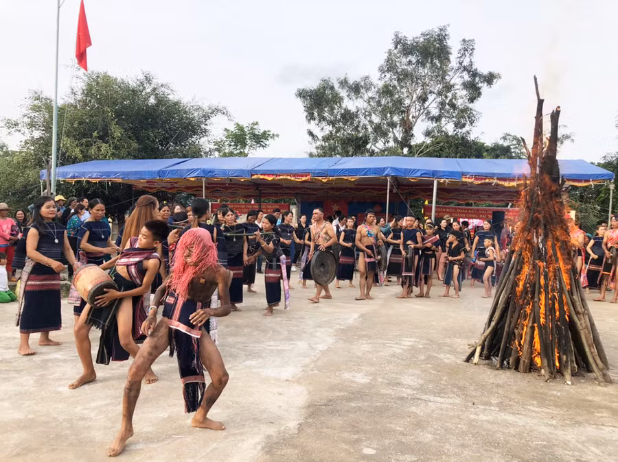 Biểu diễn cồng chiêng tại Ngày hội Đại đoàn kết toàn dân tộc. Ảnh: Đinh Yến Dân làng Kuk Đak tham gia phần hội tại Ngày hội Đại đoàn kết. Ảnh: Đinh Yến
