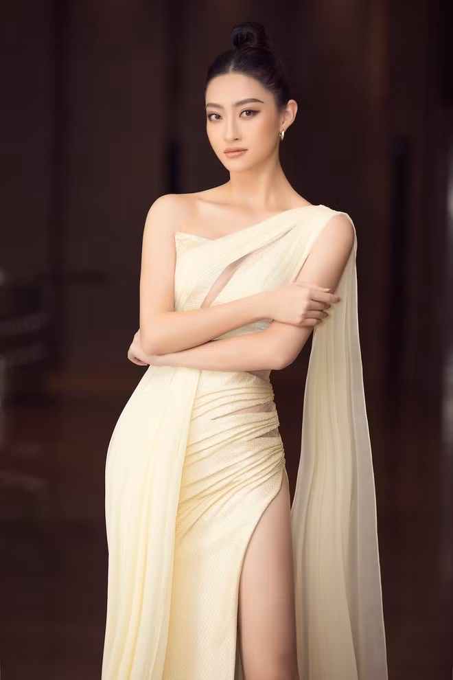 Lương Thùy Linh rạng rỡ tại sự kiện. Người đẹp Cao Bằng đảm nhận vai trò người dẫn chương trình cùng Vũ Mạnh Cường tại buổi họp báo ẢNH: BTC