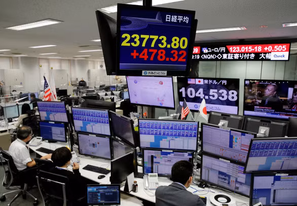  Bảng hiển thị cổ phiếu tại một công ty giao dịch ngoại hối ở Tokyo, Nhật Bản ngày 4-11 - Ảnh: REUTERS