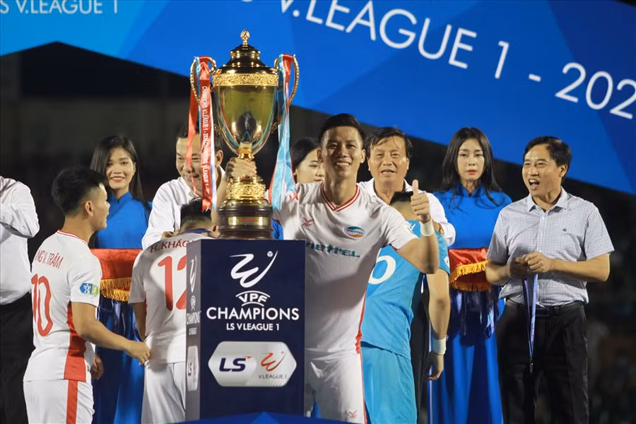 Đây là lần đầu tiên Quế Ngọc Hải vô địch V.League 2020 kể từ khi chuyển đến Viettel hồi tháng 1.2020. Hậu vệ 27 tuổi không giấu được sự phấn khích và tranh thủ chụp ảnh cùng cúp vô địch trước khi nhận huy chương. Ảnh: Thanh Vũ