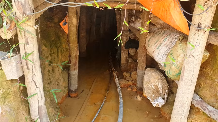 Đường hầm khai thác vàng nằm sâu sưới lòng núi, rất khó bị phát hiện.