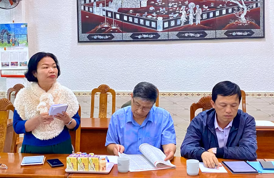 Tiến sĩ Nguyễn Thị Kim Vân-nguyên Giám đốc Bảo tàng tỉnh Gia Lai-góp ý dự thảo văn kiện tại hội nghị. Ảnh: Mộc Trà
