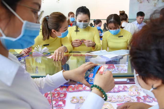 Giá vàng SJC đang bỏ xa giá thế giới. Ảnh: Hoàng Triều