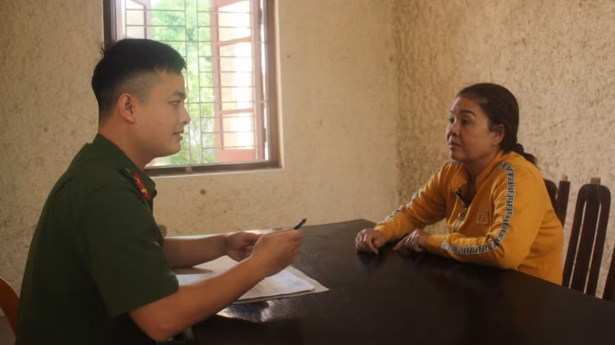 CAH Nam Đàn đang lấy lời khai của đối tượng Hà.