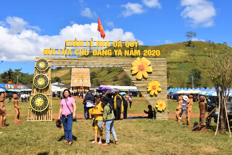 Tuần lễ hoa dã quỳ-núi lửa Chư Đang Ya năm 2020 diễn ra từ ngày 20 đến 26-11. Ảnh: Nguyễn Giang Tuần lễ hoa dã quỳ-núi lửa Chư Đang Ya năm 2020 diễn ra từ ngày 20 đến 26-11. Ảnh: Nguyễn Giang