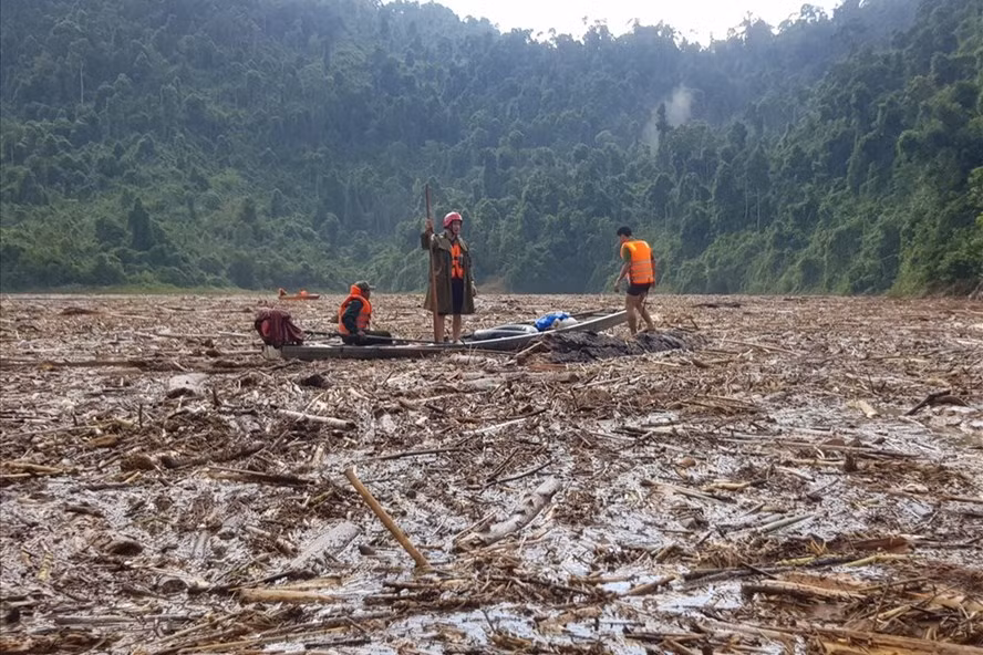 Lực lượng chức năng tìm kiếm nạn nhân mất tích ở Trà Leng. Ảnh: Thanh Chung