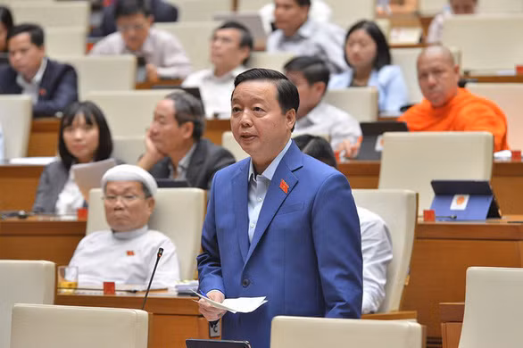Bộ trưởng Bộ Tài nguyên và môi trường Trần Hồng Hà trả lời chất vấn của đại biểu tại Quốc hội - Ảnh: quochoi.vn
