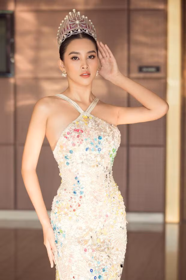 Sắc vóc của Hoa hậu Trần Tiểu Vy có sự khác biệt không nhỏ khi so sánh ảnh tự đăng tải và bức ảnh được cho là chưa qua chỉnh sửa.