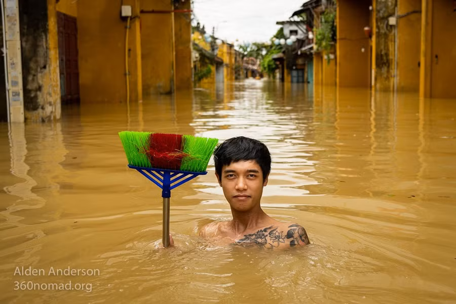 Bình cùng cái chổi quét rác của cậu.